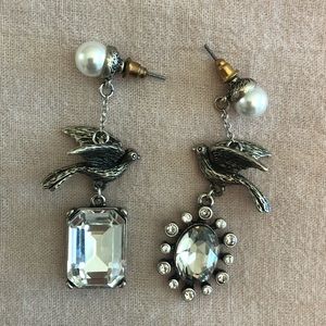 Oscar de La Renta Mismatched Dove earrings